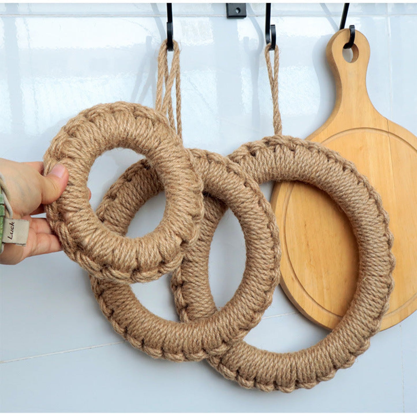 Alfombrilla térmica redonda de yute con diseño de círculos calados – aislante natural y decorativa para mesa o cocina